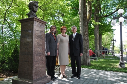 UWC President delivers greetings during unveiling of T. Shevchenko monument in Quebec City (04.06.2014)