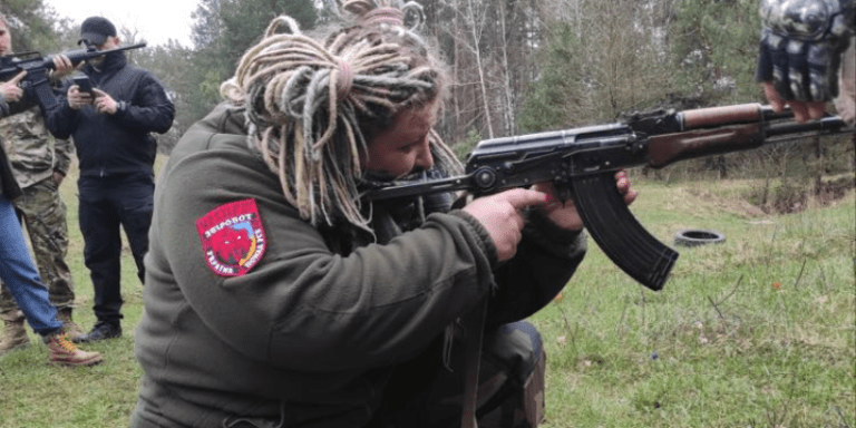Дружина йде на війну, чоловік залишається вдома з дітьми