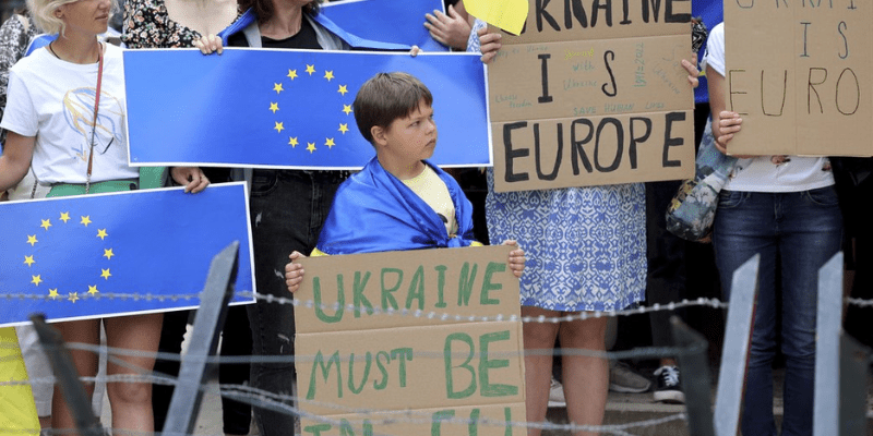 EP calls to grant candidate status to Ukraine without delay