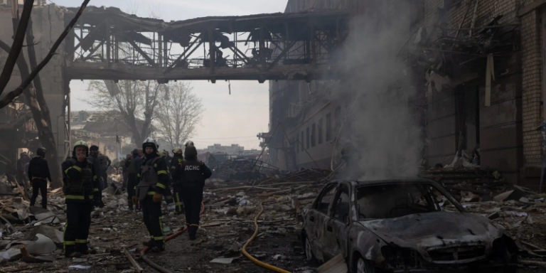 NYT: Росія наступає, нещадно обстрілюючи Україну, але чи буде ця стратегія працювати й далі?