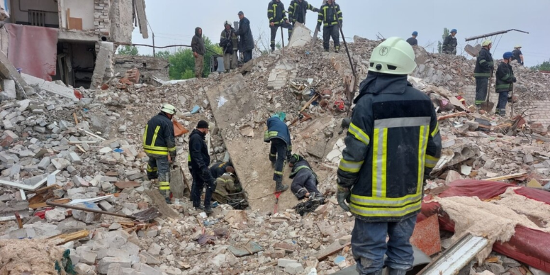 Під уламками багатоповерхіки в Часовому Яру на Донеччині виявили тіло дитини Під уламками багатоповерхіки в Часовому Яру на Донеччині виявили тіло дитини