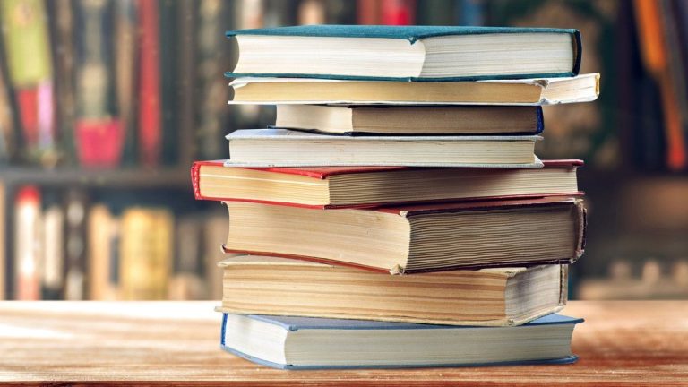 Окупанти на Харківщині знищують книжки написані українською мовою