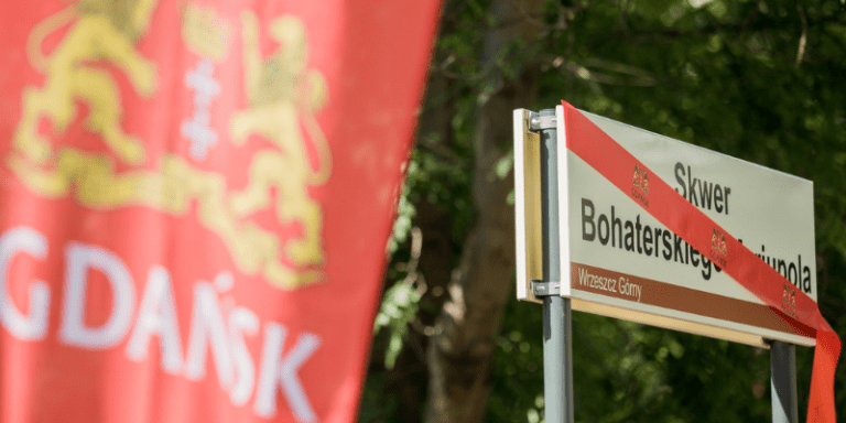 (Про)російських вандалів, які пошкодили знак «Сквер Героїв Маріуполя» у Гданську, досі не знайдено