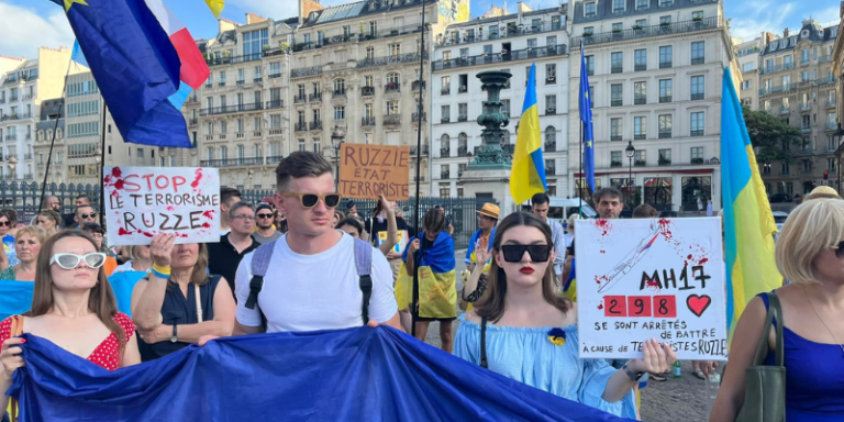 Українці вийшли на вулиці Парижа на підтримку України