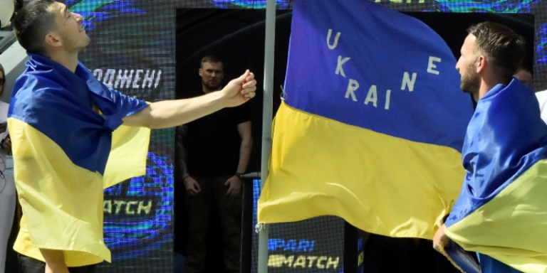 На київському стадіоні підняли унікальний прапор України, який 46 років тому в Монреалі тримав Данило Мигаль