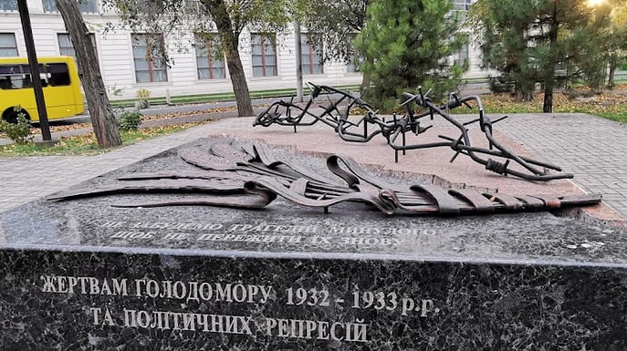 The Russians destroyed a monument to Holodomor victims in temporarily occupied Mariupol