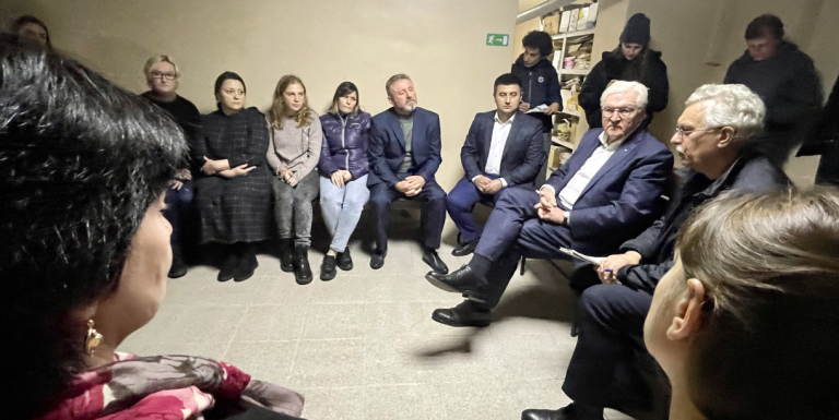 Штайнмаєру під час відвідання України довелось укритися в бомбосховищі