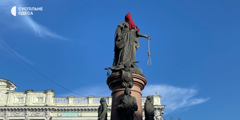 The Odesa monument to Catherine II was “decorated” with an executioner’s cap and a hanging loop