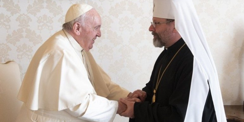 Глава УГКЦ подарував Папі шматок російської міни, що пошкодила греко-католицький храм в Ірпені