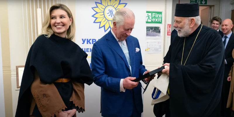 Чарльз ІІІ відкрив Український центр підтримки біженців, отримав у подарунок ікону на дошці від ящика з-під набоїв