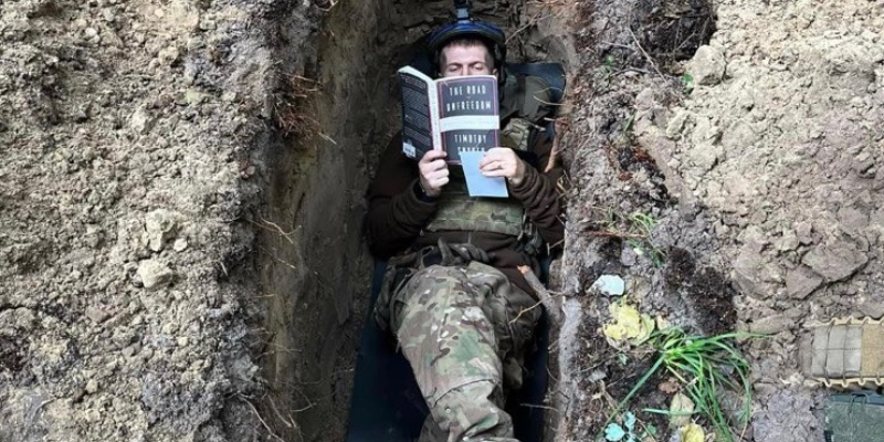 Trench reading – Timothy Snyder published a viral photo