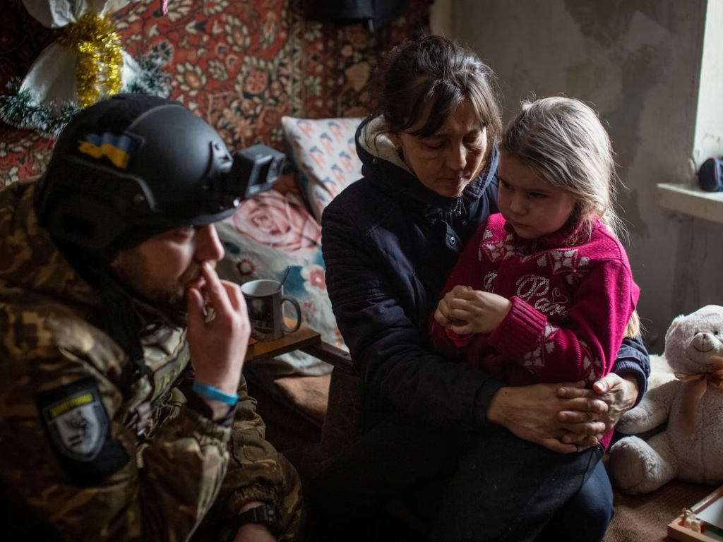 Police reunites a 6yearold girl from Bakhmut with her mother