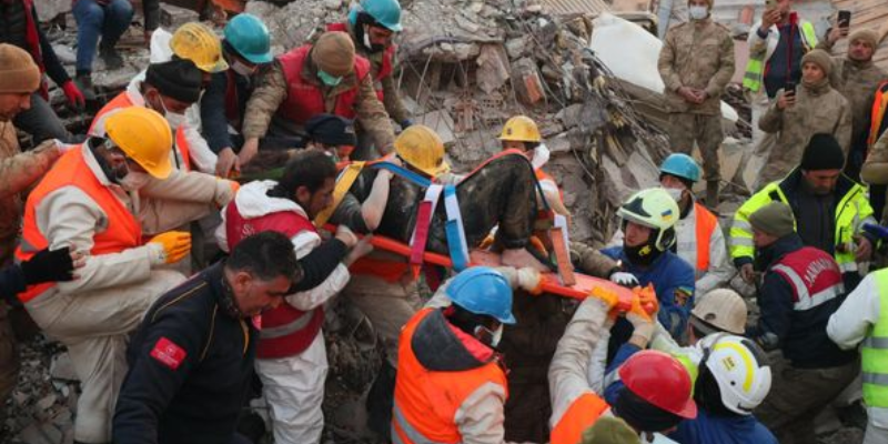 Ukrainian rescuers save a Turkish earthquake survivor