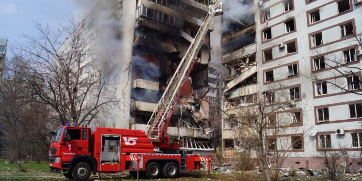 Черговий теракт: росіяни обстріляли спальний район Запоріжжя