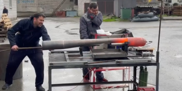 Українські волонтери створюють ракету «Трембіта»