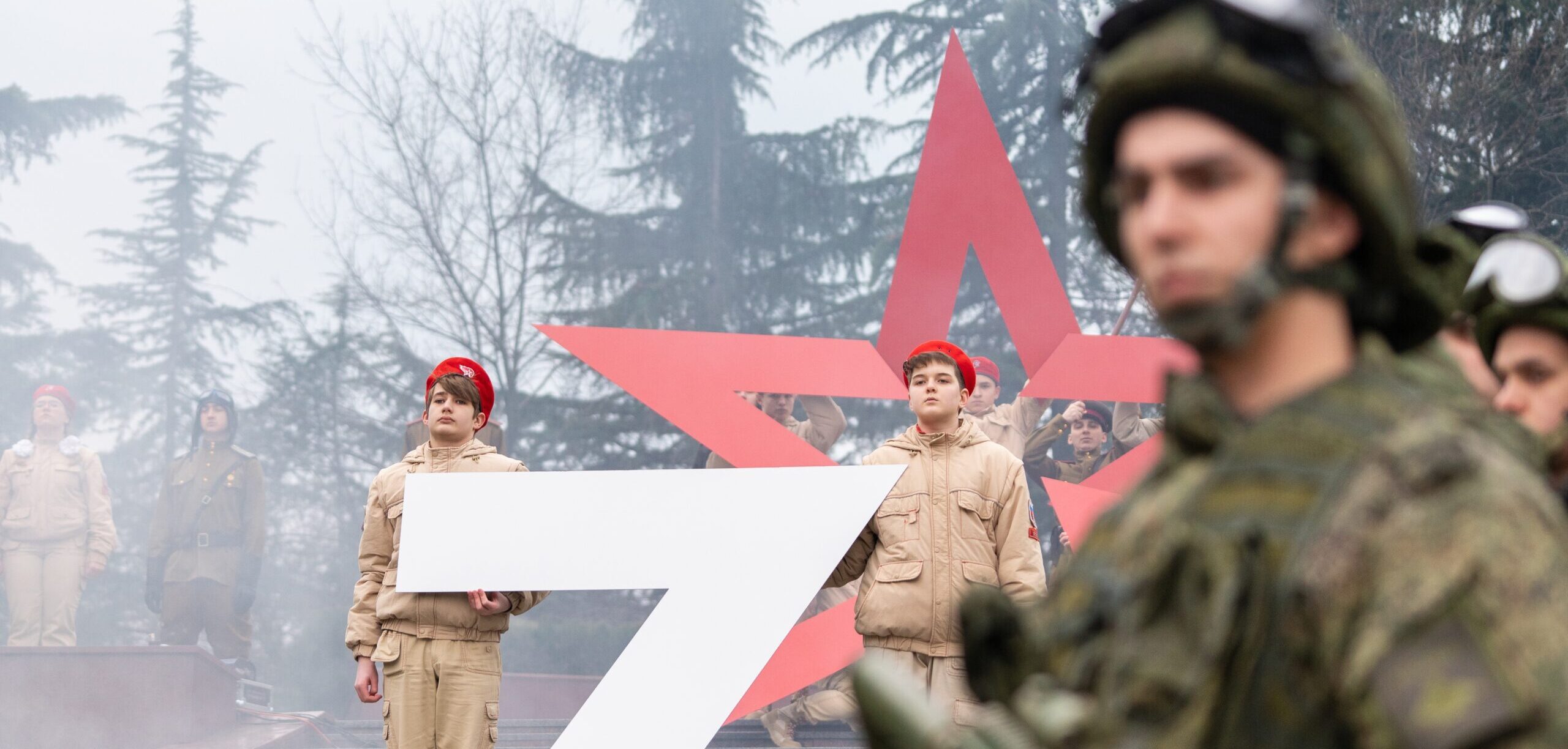 Росія мілітаризує неповнолітніх українців в окупації Росія мілітаризує неповнолітніх українців в окупації