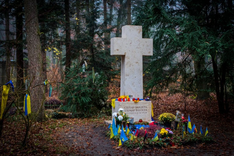 Російська кампанія в дії: могилу Бандери спотворили провокаційними написами