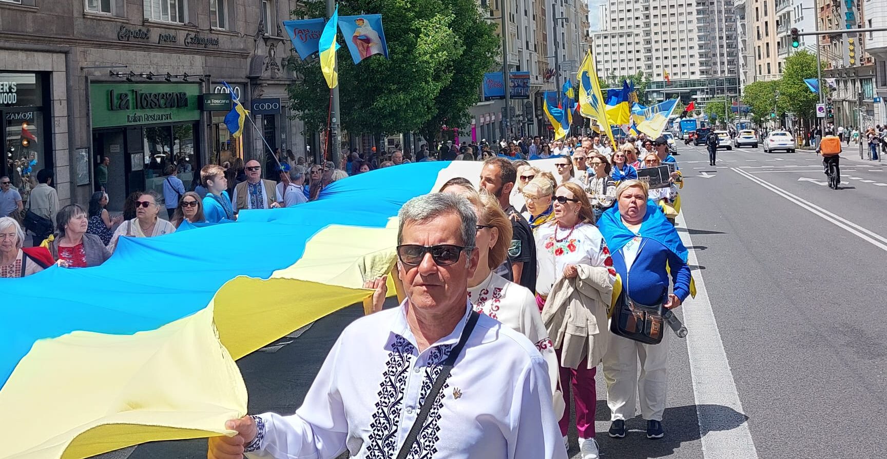 Другі роковини полону: українці Іспанії, Франції, Польщі вийшли на акції за звільнення захисників Маріуполя