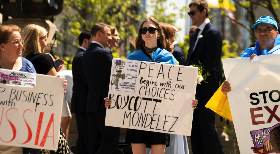 Chicago’s Ukrainian community protests against Mondelēz