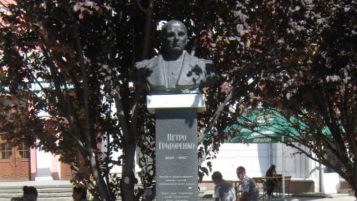 Росіяни знесли пам’ятник українському дисиденту генералу Григоренку в Криму Росіяни знесли пам’ятник українському дисиденту генералу Григоренку в Криму