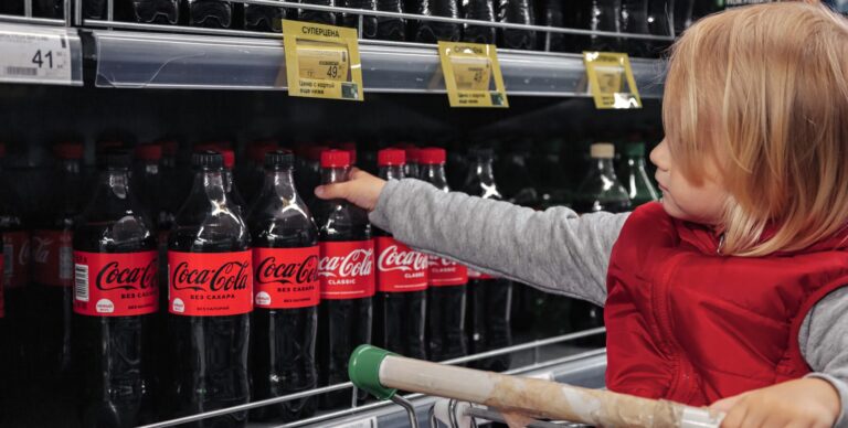 Coca-Cola досі працює в Росії, попри заяви про вихід із ринку, а PepsiCo будує новий завод