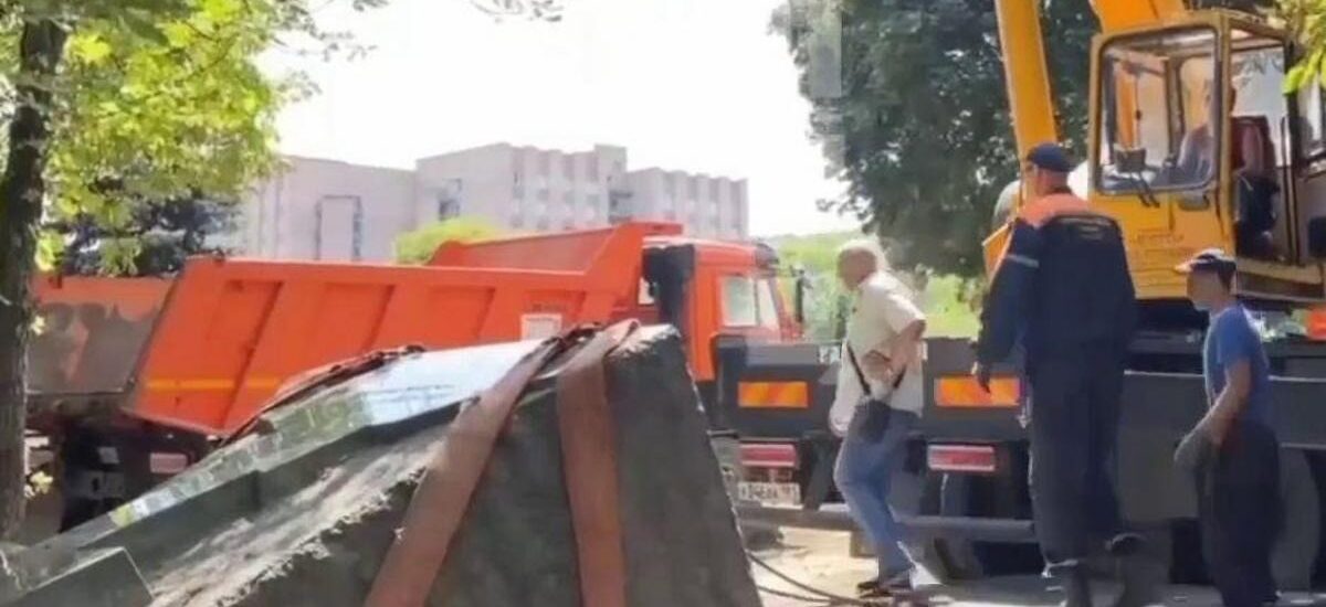 Russians destroy Holodomor memorials in occupied areas Russians destroy Holodomor memorials in occupied areas
