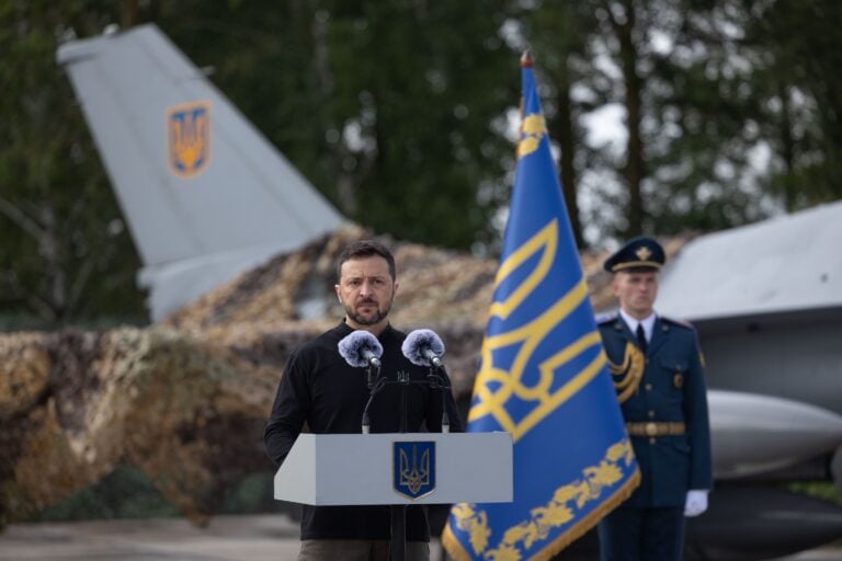 В Україну прибули перші західні винищувачі F-16
