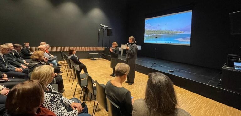 Vira Konik: Se inauguró una exposición fotográfica sobre Mariúpol en Tallin