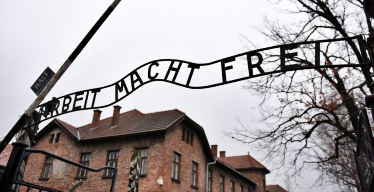 CMU conmemora los 80 años de la liberación del campo de concentración de Auschwitz y honra la memoria de las víctimas del Holocausto