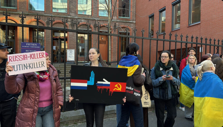 Ucranianos en Los Países Bajos protestan contra la proyección de la película «Rusos en guerra»