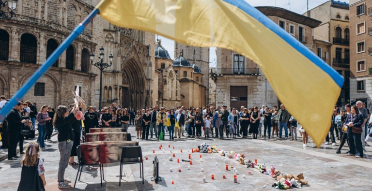 Ucranianos en Valencia realizaron un performance en memoria de los niños asesinados por Rusia en Kriviy Rig