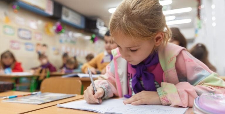 CMU CEMC y el Ministerio de Educación lanzan seminarios web para las comunidades educativas ucranianas en el extranjero