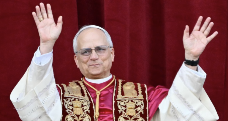 El Papa pide la paz en Ucrania en su primer discurso a los fieles