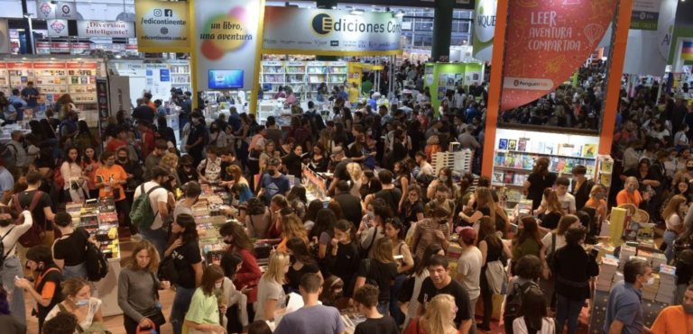 Ucranianos en Argentina presentaron un stand en la Feria Internacional del Libro de Argentina