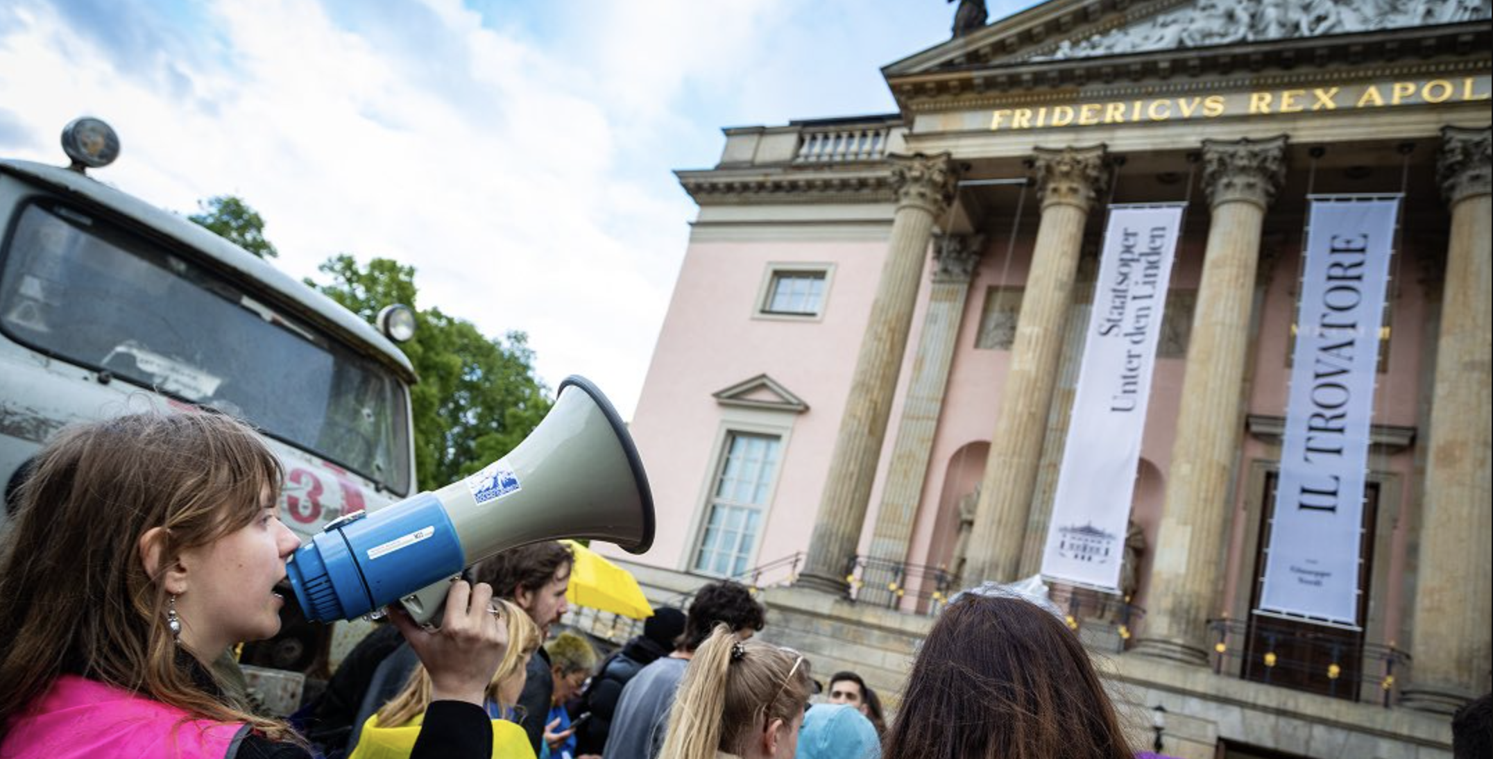 “Vitsche Berlin” protests pro-Putin opera star Anna Netrebko