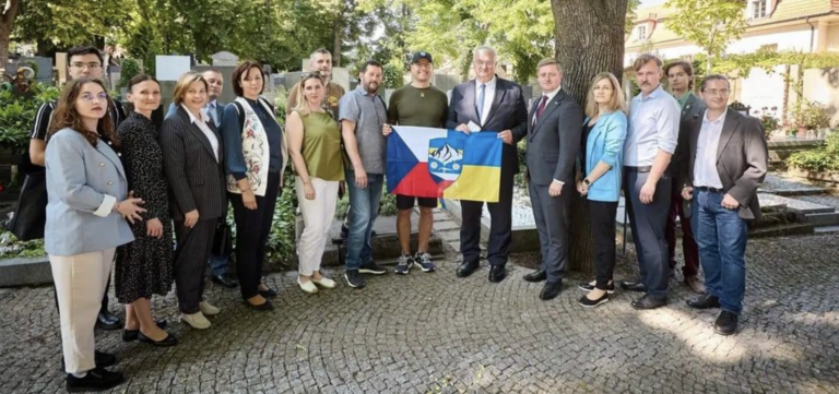 La CEU entrega la bandera de la unidad de los voluntarios al ministro Sibiga