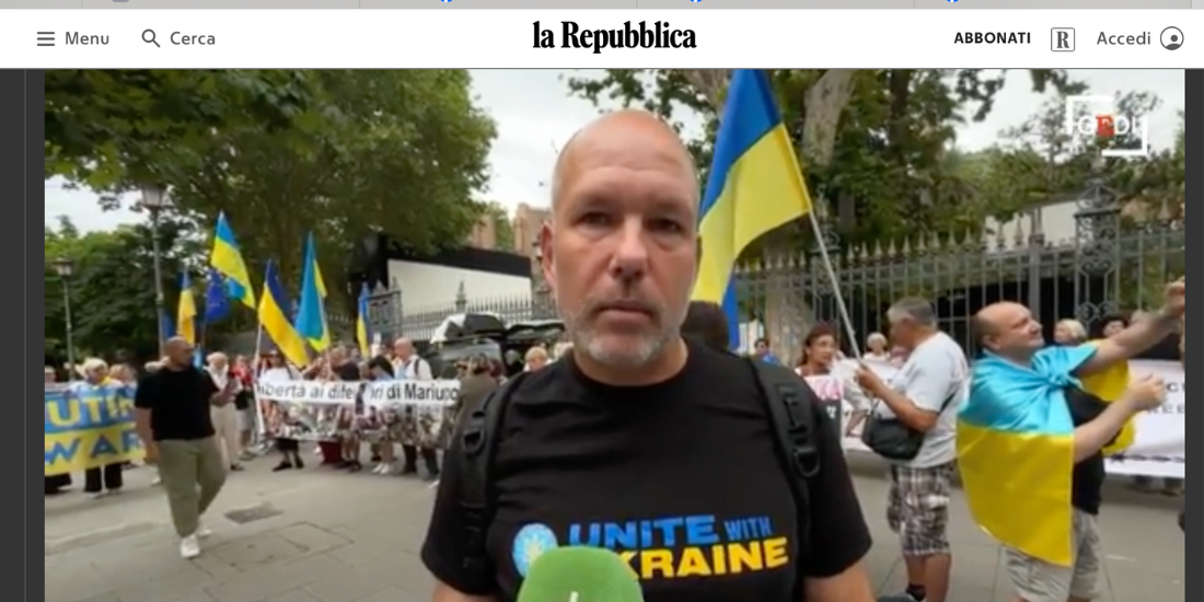 Roma, sit-in contro l’invasione dell’Ucraina: “Prima di ricostruire serve vincere la guerra”