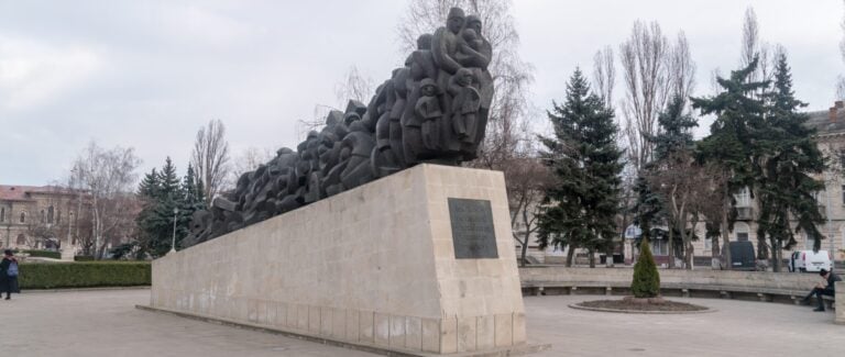 Ukrainians in Moldova outraged by pro-Russian performers at Chișinău’s memorial site