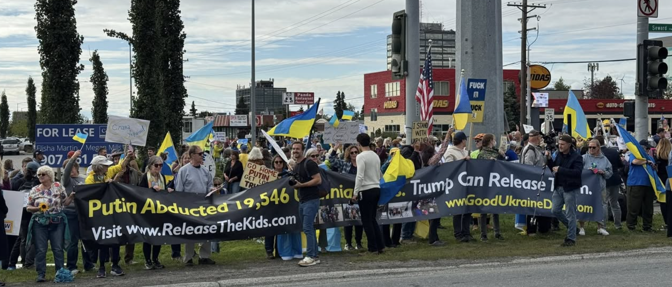 Українські організації мітингують на Алясці напередодні зустрічі Трампа і Путіна