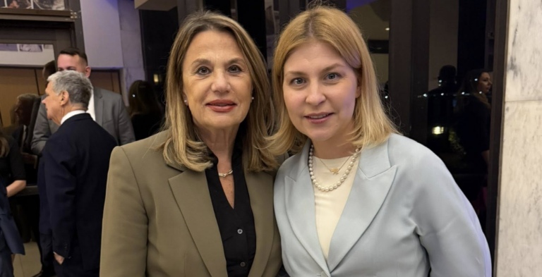 La vicepresidenta de CMU se reúne con la embajadora de Ucrania en EE. UU. en el estreno de la película en Washington