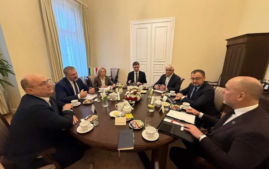 7E5CB1AF-015F-404F-BC24-1B05BA50B2B6