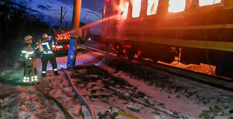 Rusos atacan tren de pasajeros en la región de Járkiv; hay víctimas