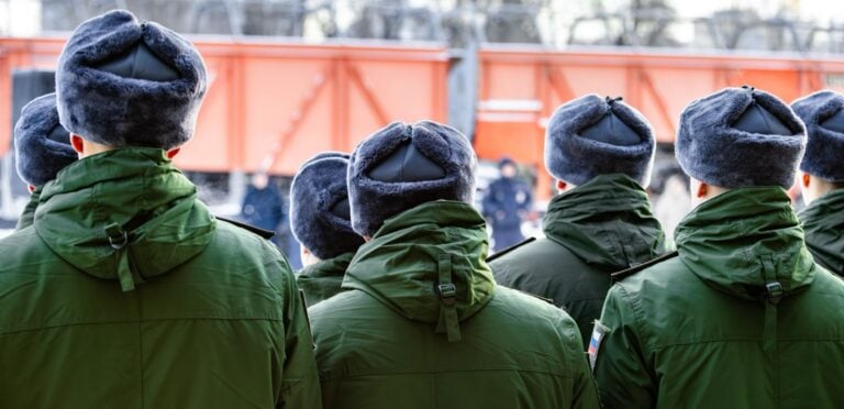 Rusia involucra a militares en la enseñanza de niños durante la ocupación