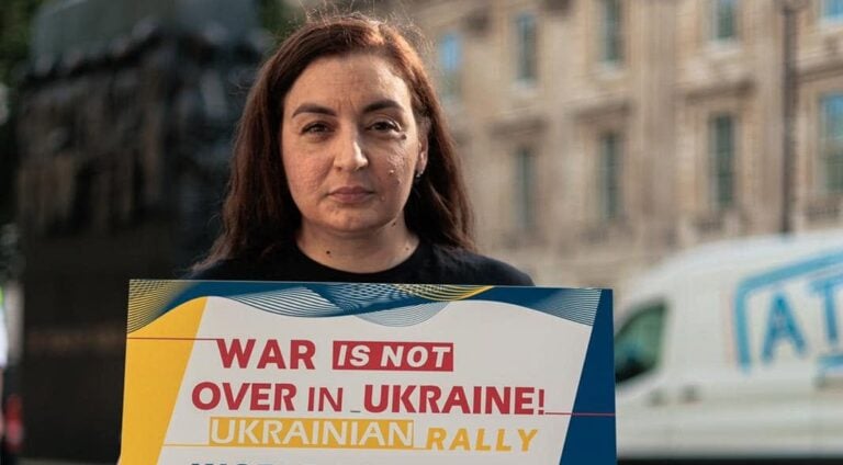 Сотні ночей біля Даунінг-стріт і 13 років боротьби: історія жінки, яка не дає Великій Британії забути про Україну