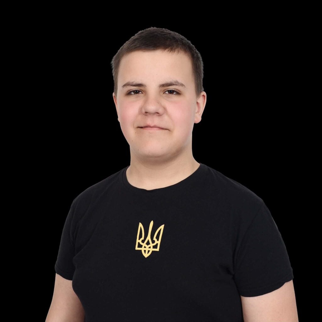 Support a Ukrainian schoolboy who preserves memory and helps the defenders